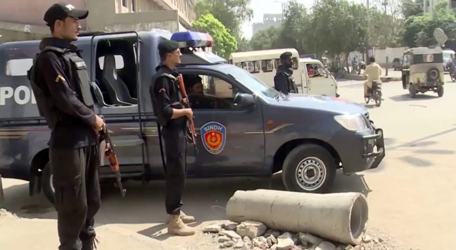 قائد آباد میں پولیس نے دو ڈکیتوں کو گرفتار کر لیا