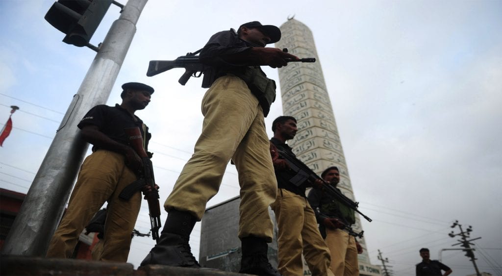 کراچی میں ایڈووکیٹ نے گھر میں داخل ہونے والے 2 ڈاکوؤں کو فائرنگ کرکے ہلاک کردیا
