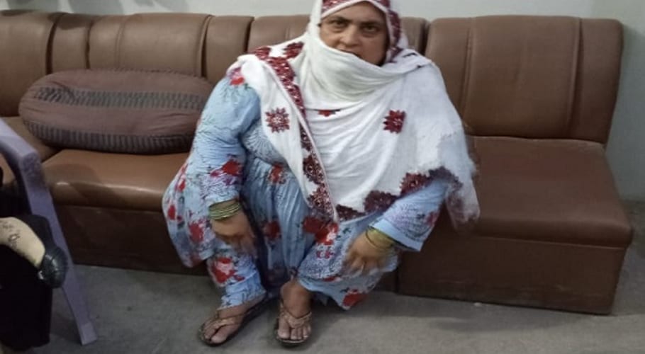 سہراب گوٹھ کراچی میں جرائم پیشہ خاتون سے 6 کلو چرس اور دستی بم برآمد