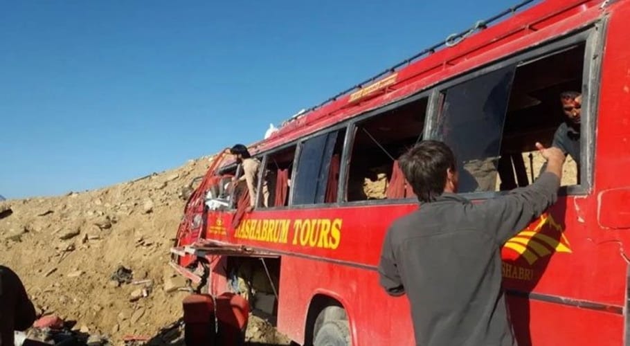 دیامر میں مسافر بس پہاڑ سے ٹکرانے سے خوفناک حادثہ، 26 افراد جاں بحق ، متعدد زخمی