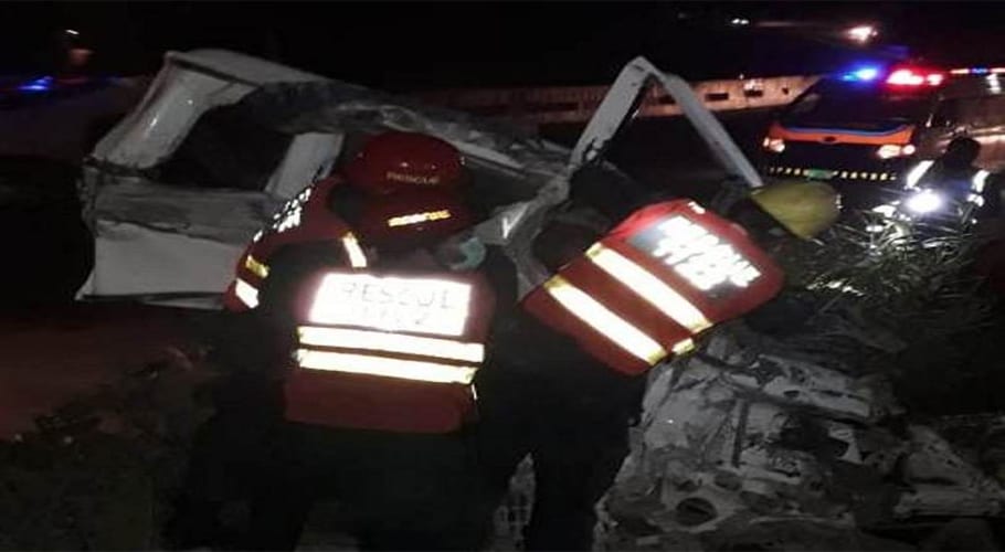 پنڈ دادن خان میں مسافر بس ٹریلر سے ٹکرا گئی، 5 افراد جاں بحق، 12 زخمی