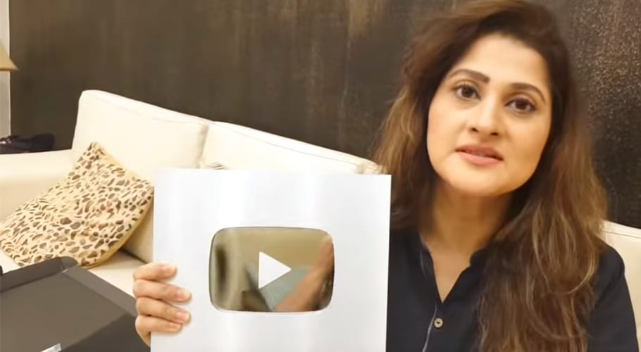 پاکستانی فلمسٹار صاحبہ نے چینل کے ایک لاکھ صارفین حاصل کرکے یو ٹیوب سے اعزاز وصول کر لیا