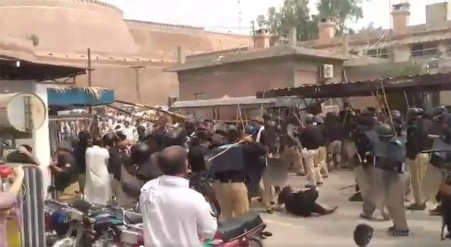 پشاورمیں ڈاکٹرزکااحتجاج،پولیس کالاٹھی چارج ،متعددافرادزخمی