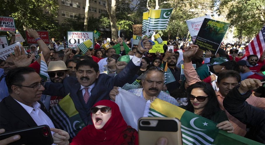 نیویارک میں اقوام متحدہ کی جنرل اسمبلی سے بھارتی وزیر اعظم کے خطاب کے موقع پر اقوام متحدہ کی عمارت کے باہر امریکا میں مقیم پاکستانی، سکھ اور کشمیری کمیونٹی نے احتجاج کیا اور بھارت مخالف نعرے لگائے۔