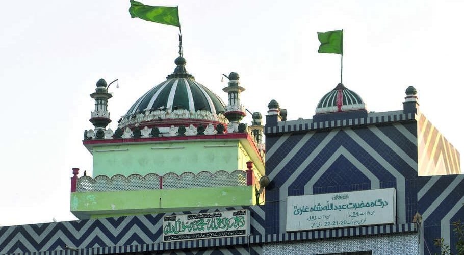 کراچی میں عبداللہ شاہ غازی مزار کے قریب باپ اور بیٹے کو اپنے ہی گھر میں قتل کردیا گیا