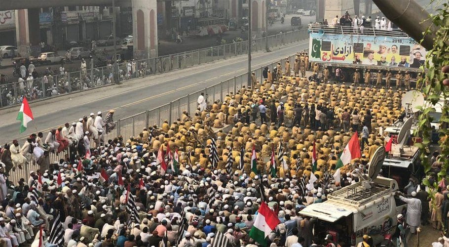 آزادی مارچ لاہورسےبذریعہ گجرانوالہ اسلام آبادکی جانب رواں دواں