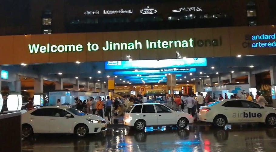 کراچی ائیرپورٹ پرباربارموبائل نمبرمانگ کر15سالہ لڑکی کوہراساں کرنے والا افسر معطل