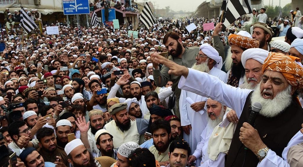 فضل الرحمان کا اسلام آباد پہنچنے تک حکومت سے اقتدار چھوڑنے کا مطالبہ