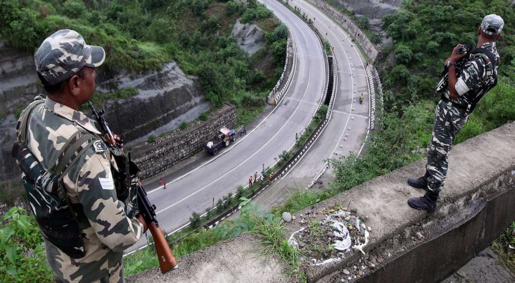 مقبوضہ جموں و کشمیر میں نامعلوم افراد کے دستی بم حملے سے 10 افراد زخمی