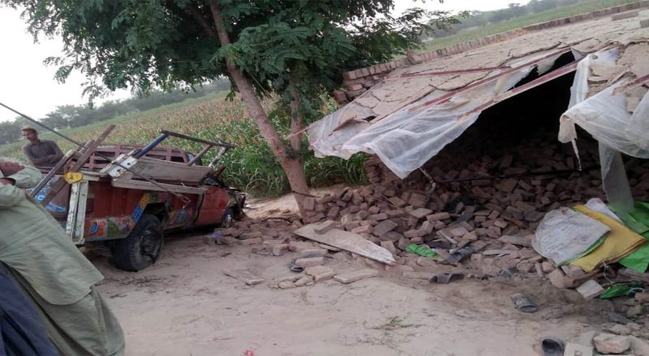 لیہ میں گاڑی درخت سے ٹکرانے کے باعث 5 افراد جاں بحق، 16 زخمی