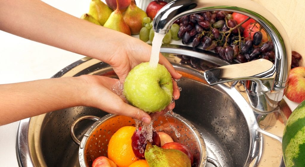 کھانے سے قبل ہر پھل کو دھو لینا بہت سے خطرات سے محفوظ رکھتا ہے۔ماہرین