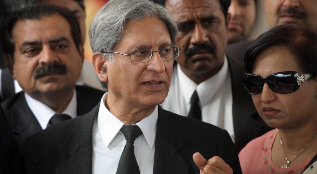 ٹکٹ چلا ہے‘ بیان پر مریم نواز نااہل ہوسکتی ہیں، اعتزاز احسن