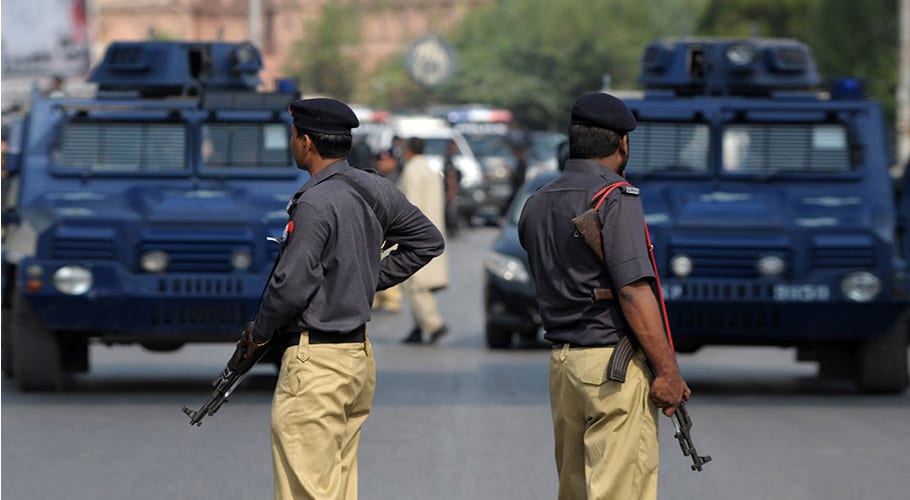 کراچی میں ڈاکو کو قریب آتا دیکھ کر شہری نے فائرنگ شروع کردی، ملزم ہلاک