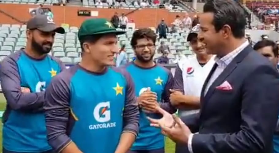 موسیٰ خان پہلی بار آسٹریلیا کے خلاف باؤلنگ کے لیے تیار، وسیم اکرم نے کیپ پہنا دی