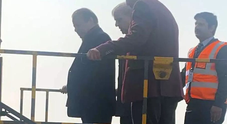 سابق وزیر اعظم نواز شریف لندن روانہ، مریم نواز اور اہلِ خانہ نے رخصت کیا