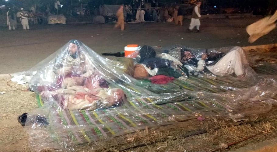 حکومت مخالف آزادی مارچ کے دوران اسلام آباد میں تیز ہوائیں اور بارش
