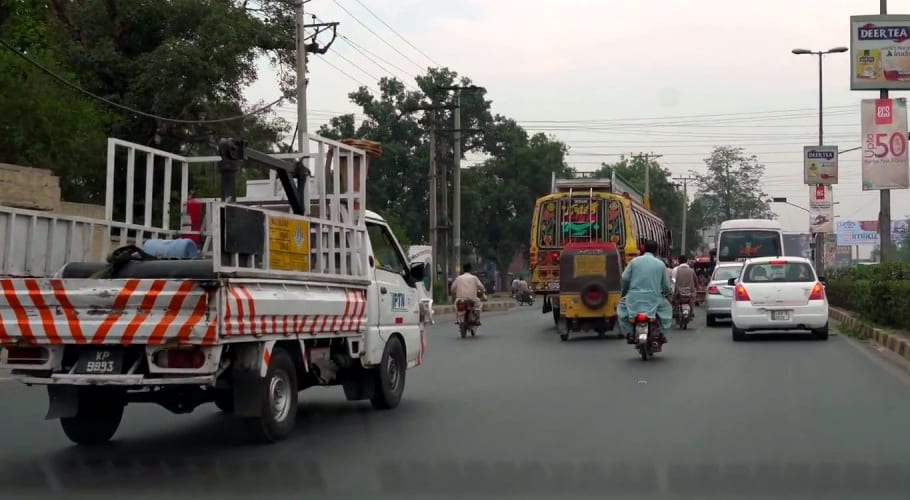 سرگودھا میں کار حادثہ: میاں، بیوی اور بیٹا ملازم سمیت جاں بحق ہو گئے