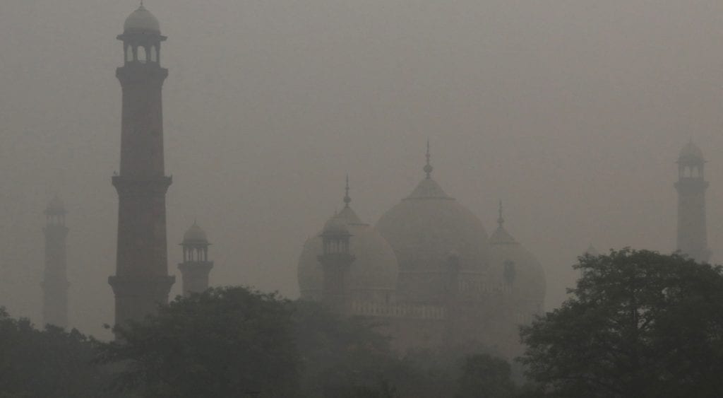 لاہور میں سموگ کے باعث حدِ نگاہ ایک کلومیٹر رہ گئی ہے۔محکمہ موسمیات