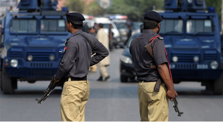 کراچی کے نوجوانوں نے 1 ڈاکو کو پکڑ کر پولیس کے حوالے کردیا، دوسرا فرار