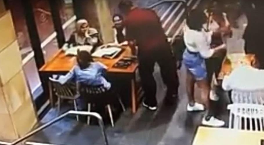 آسٹریلیا میں اسلامی لباس پہننے پر مسلم خاتون پر تشدد کرنے والا متعصب شخص گرفتار