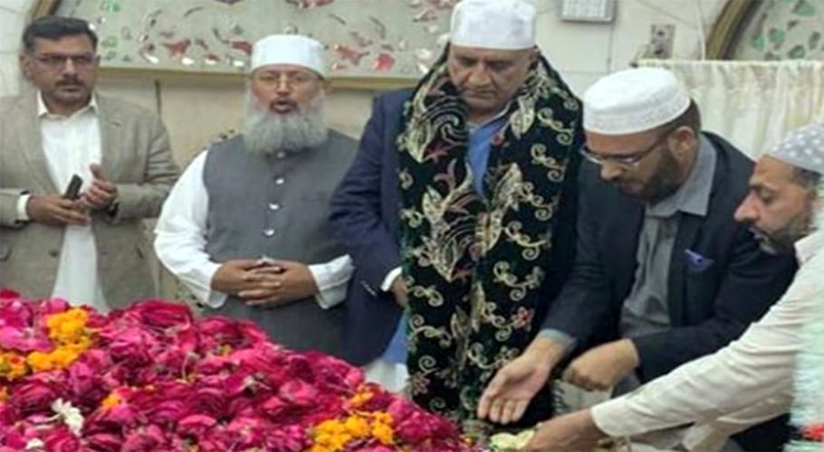 آرمی چیف جنرل قمر جاوید باجوہ لاہور پہنچ گئے، داتا دربار پر حاضری
