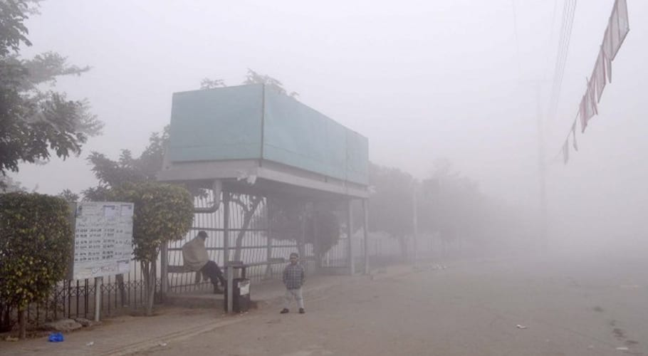 لاہور میں سردی کے باعث شدید دھند، حدِ نگاہ 20 سے 250 میٹر تک محدود