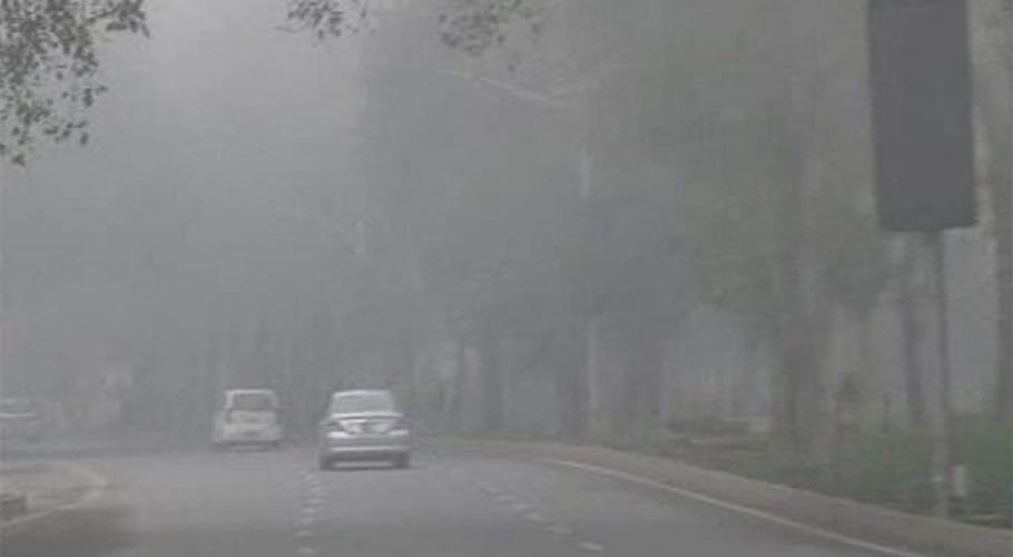 پنجاب: متعدد شہروں میں دھند کے باعث ٹریفک کی روانی متاثر، حدِ نگاہ 100میٹر سے بھی کم