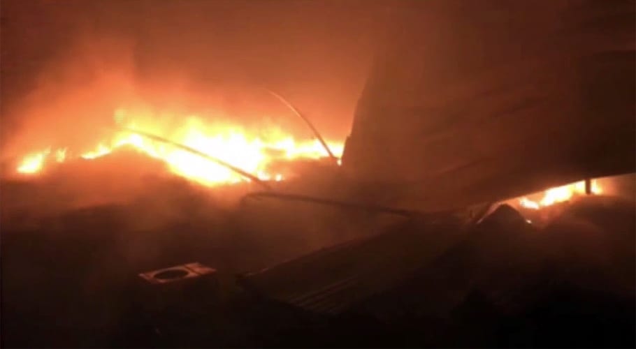 گجرانوالہ کے بازار میں آگ لگنے کے باعث کروڑوں کا سامان جل کر راکھ ہوگیا