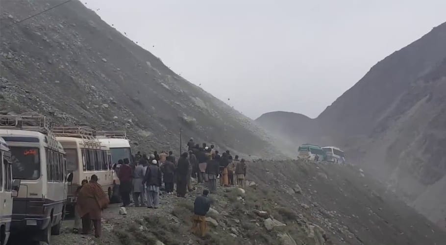 گلگت بلتستان میں لینڈ سلائڈنگ کے باعث متعدد سڑکیں بند ہو گئیں، سینکڑوں شہری پھنس گئے