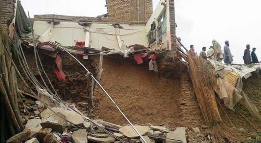 سکھر: ایک ہی خاندان کے 3 بچے گھر کی چھت تلے دب کر جاں بحق