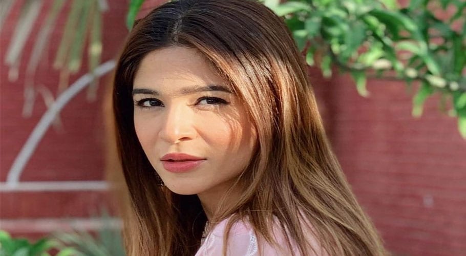 Actress Ayesha Omar pays tribute to Covid-19 front line workers