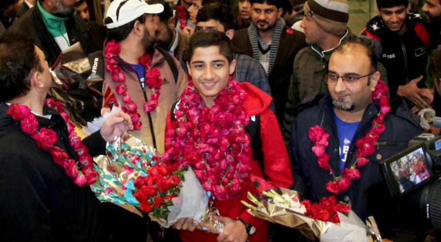 اسکواش چیمپین شپ انڈر 15 کا ٹائٹل جیتنے والے حمزہ خان وطن واپس پہنچ گئے