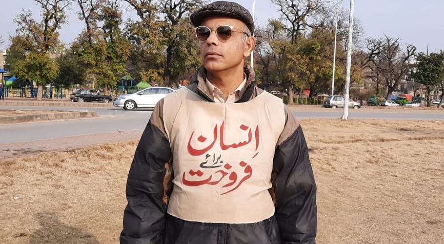 فیصل آباد میں غلط ویکسین سے آنکھ گنوانے پر شہری کا احتجاج، خود فروخت کے لیے پیش