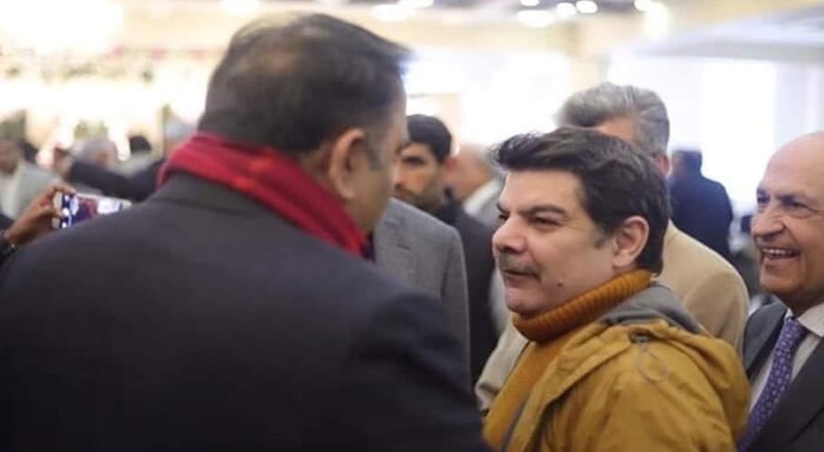 اینکر مبشر لقمان نے فواد چوہدری کے خلاف لاہور کے تھانے میں درخواست دے دی