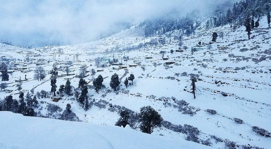آزاد کشمیر میں برفباری سے 16 مکانات مکمل طور پر تباہ، 12 افراد جان کی بازی ہار گئے