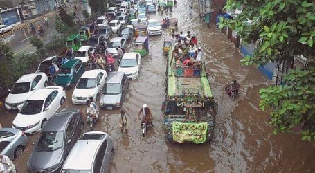 لاہور سمیت مختلف علاقوں میں گزشتہ تین روز سے جاری بارش سے معمولات زندگی معطل