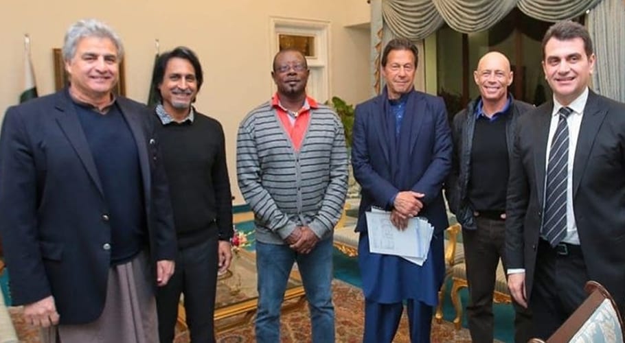 Former greats discuss cricket with PM Imran