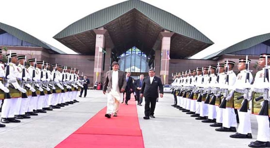PM Imran completes Malaysia visit, leaves for Pakistan