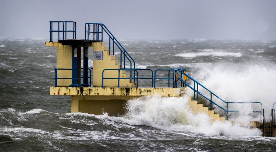 سمندری طوفان ”کیارہ“ برطانیہ کی آبادیوں میں داخل، بڑے پیمانے پر تباہی مچ گئی
