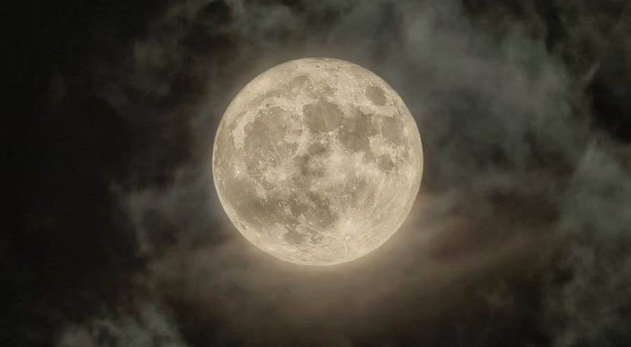سپر اسنو مون: چاند زمین سے 90 فیصد قریب آ کر مزید روشن ہوگیا