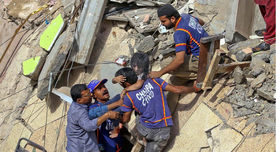 کراچی میں عمارت گرنے کا واقعہ: جاں بحق ہونے والے افراد کی تعداد 15 ہو گئی