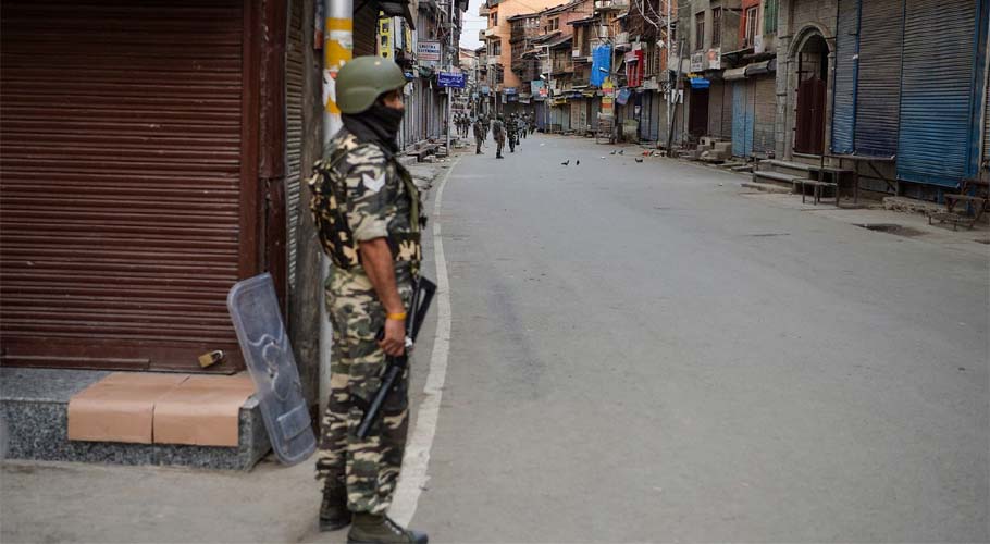 مقبوضہ کشمیر میں غیر انسانی لاک ڈاؤن گزشتہ برس 5 اگست کو نافذ کیا گیا جس کے تحت غاصب بھارت نے کشمیر کی آئینی حیثیت تبدیل کرکے لاکھوں بھارتی فوجیوں کے ذریعے طویل ترین کرفیو نافذ کردیا۔