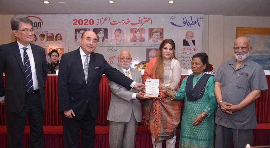 احساس پروگرام کی سربراہ ڈاکٹر ثانیہ نشتر نے اعترافِ خدمت ایوارڈ حاصل کر لیا