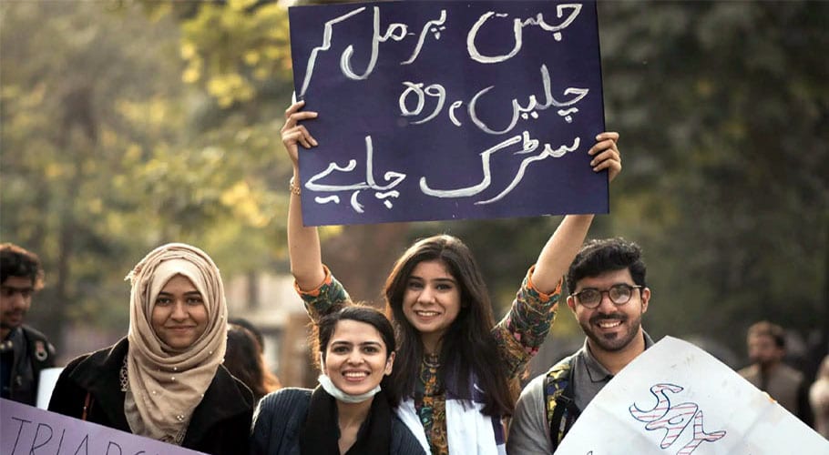 خواتین مارچ کے خلاف ٹوئٹر پر ”عورت بربادی مارچ کو روکو“ ٹاپ ٹرینڈ بن گیا