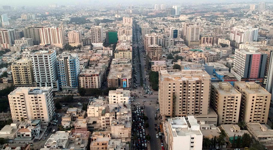 کراچی میں 3 مقامات پر غیر قانونی طور پر تعمیر عمارتیں ایک طرف جھکنے لگیں