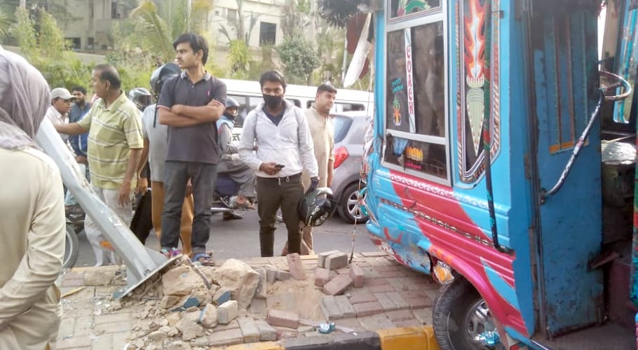 کراچی:ریس لگاتی دو بسیں فٹ پاتھ پر چڑھ دوڑیں‘ متعدد افراد زخمی