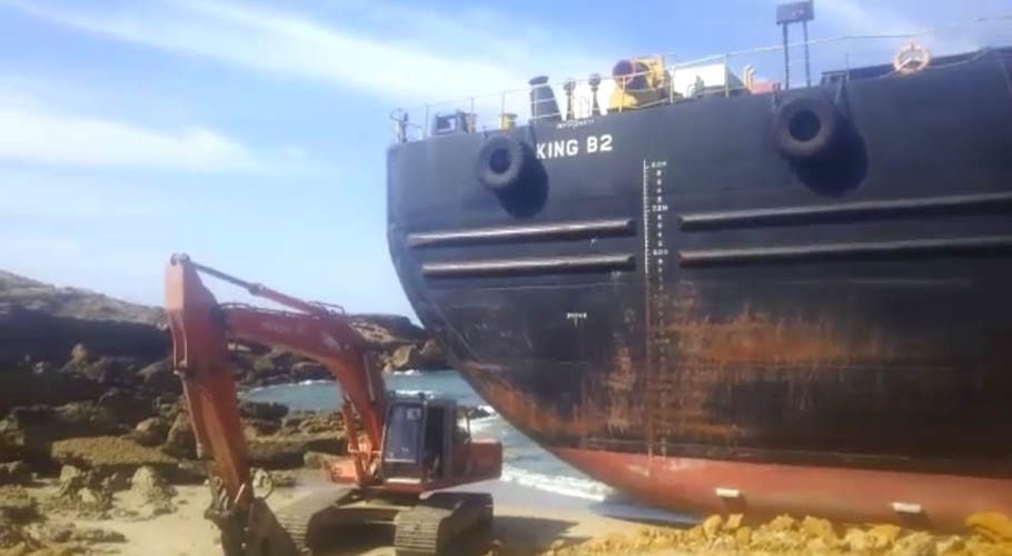 مبارک ولیج کے ساحل پر 8 روز سے پھنسے بحری جہاز کو نکالنے کا عمل جاری