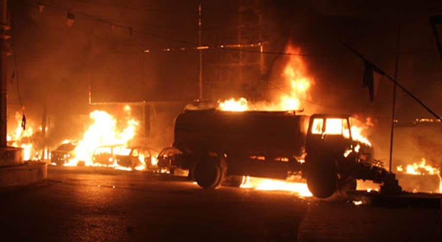 کراچی، سپر ہائی وے پر کاٹھور کے قریب آئل ٹینکر میں آگ لگ گئی