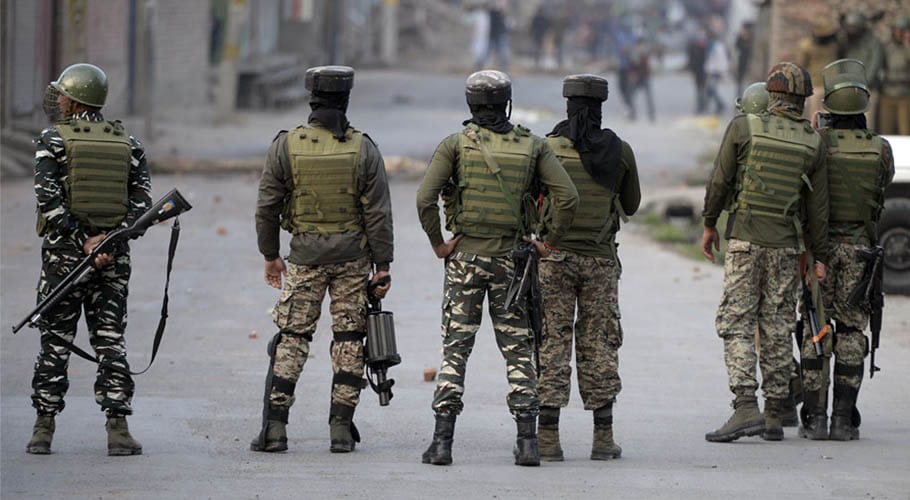 مقبوضہ کشمیر میں کرفیو: سرچ آپریشن کے نام پر درجنوں بے گناہ نوجوان گرفتار