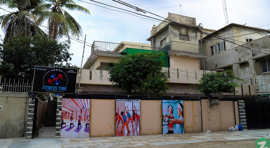 کراچی میں غیر قانونی تعمیرات جاری: ناظم آباد میں اضافی زمین پر گھر کھڑا کر لیا گیا